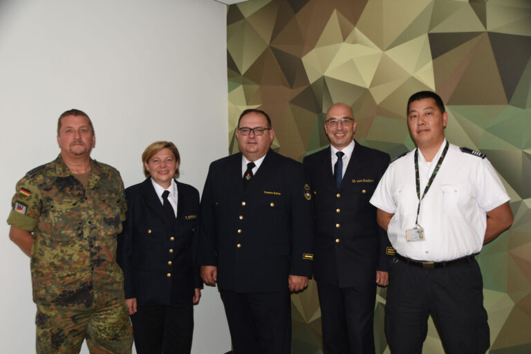 von links: Kasernenfeldwebel Oberstabsfeldwebel Thomas Pauli, Kreisbrandinspektorin Tanja Dittmar, Kreisbrandmeister Thomas Schier, stellv. Kreisbrandinspektor Michael von Bredow, Leiter der Bundeswehrfeuerwehr Fritzlar Gunho Rihm