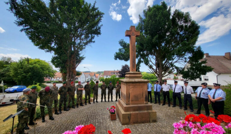 Sanierte Ehrenmalanlage auf dem Friedhof Röllshausen wieder der Öffentlichkeit übergeben – Ersteinweihung jährt sich am 7. August zum 102. Mal