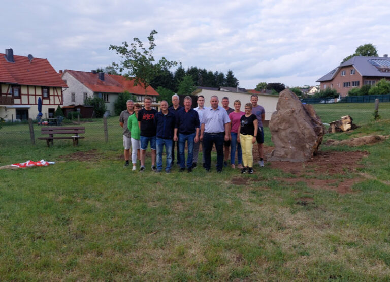 Orgateam pflanzt Baum im Schlossgarten